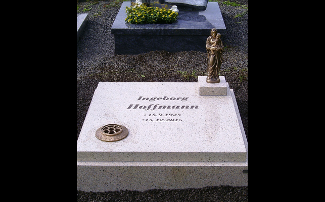 Beispiel Urnengrab mit Vollabdeckung