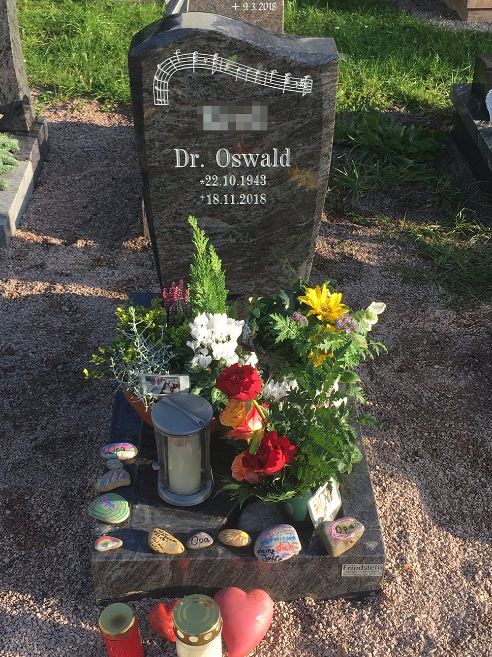 Individueller Urnengrabstein Beispiel